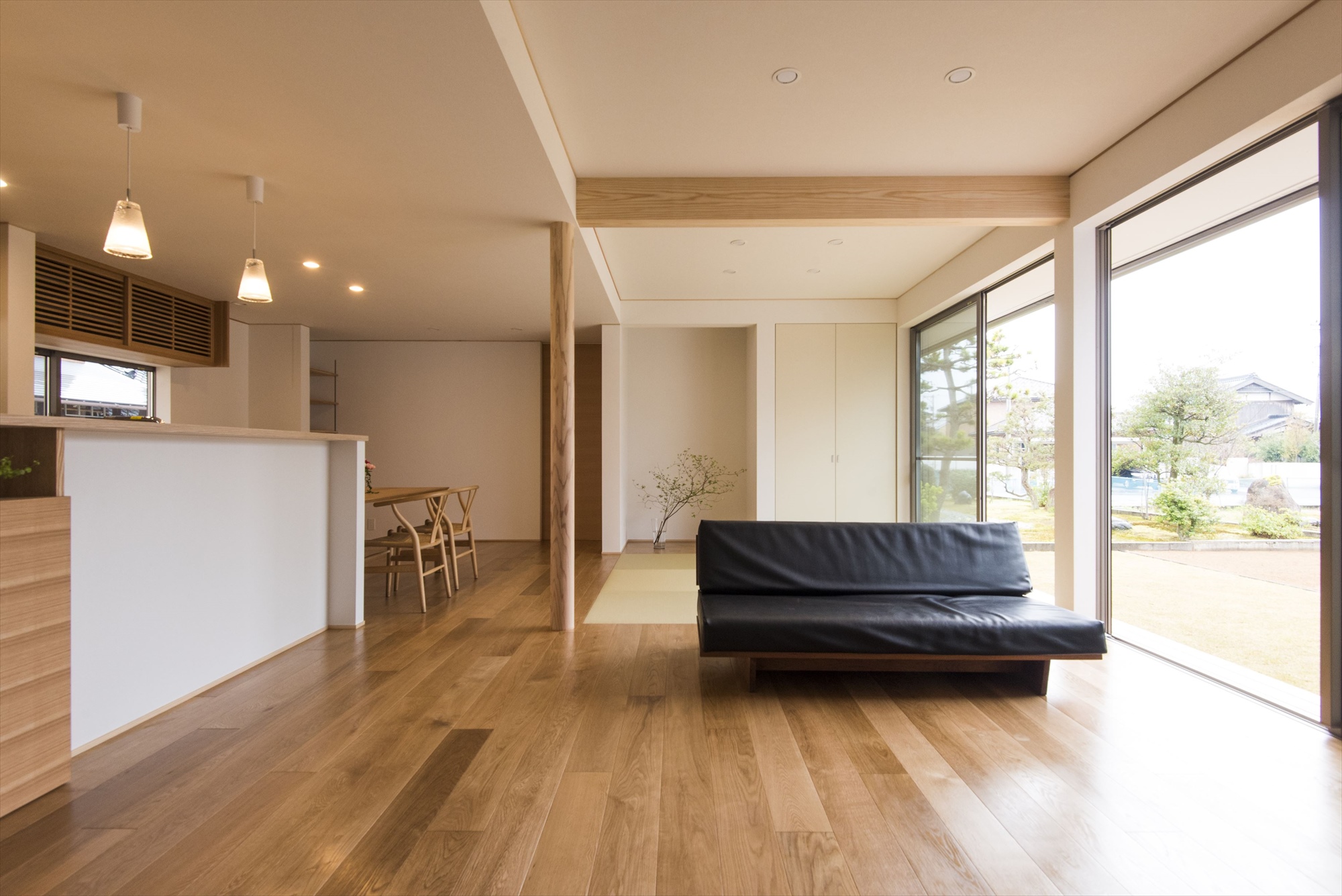 27帖のゆったりとした広さのLDK。室内の家具は、タモ材で統一した造作。